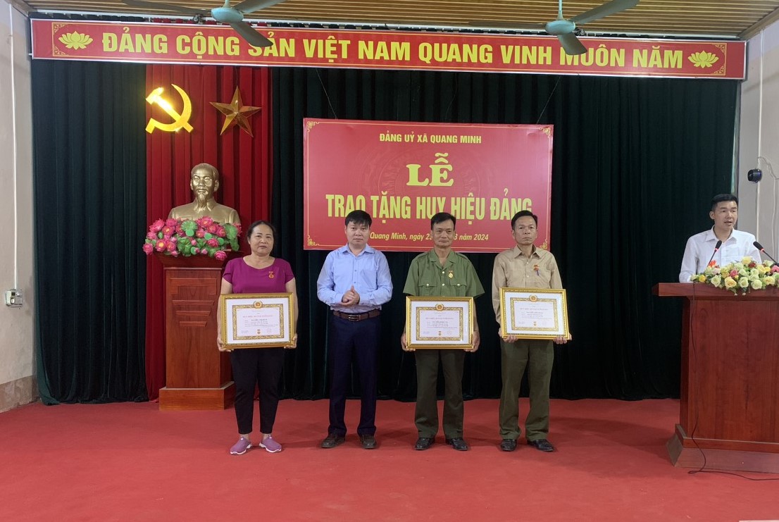 Đảng ủy xã Quang Minh tổ chức trao tặng Huy hiệu Đảng đợt 03/02/2024