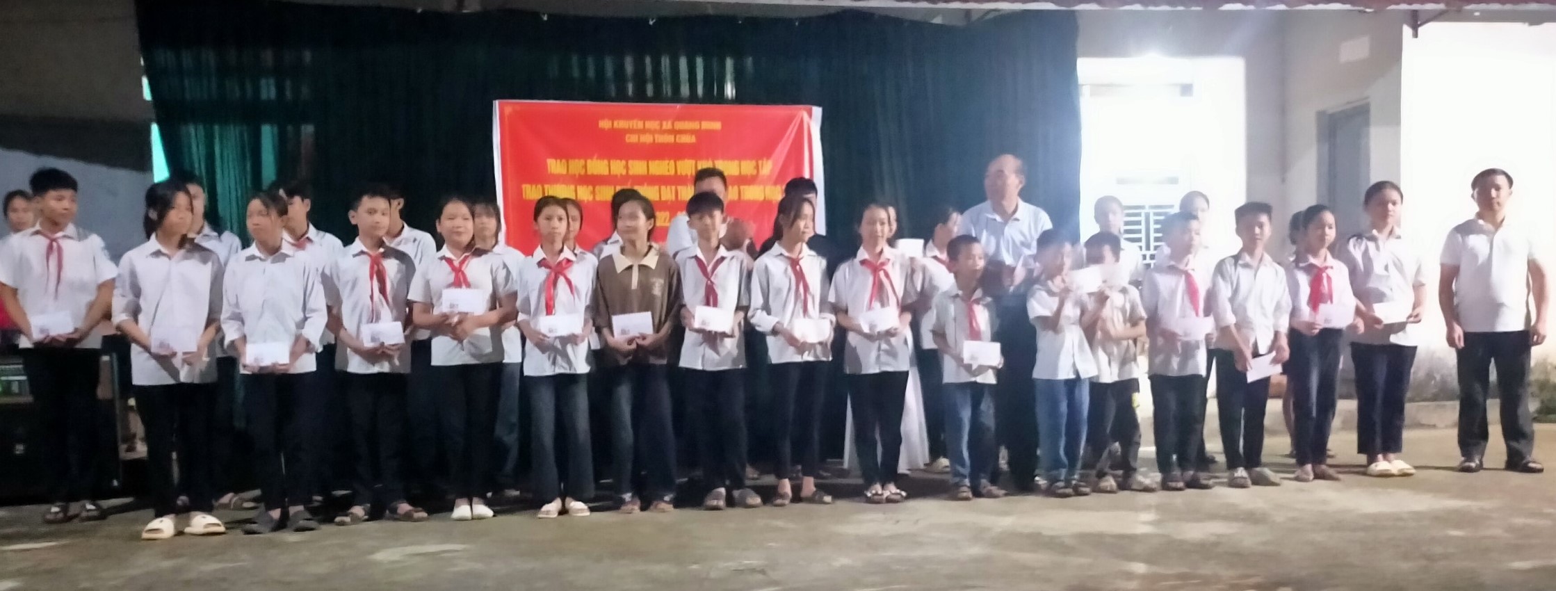 Chi hội khuyến học thôn Chúa, xã Quang Minh Biểu dương, trao thưởng cho các em học sinh, sinh viên có thành tích cao năm học 2022-2023